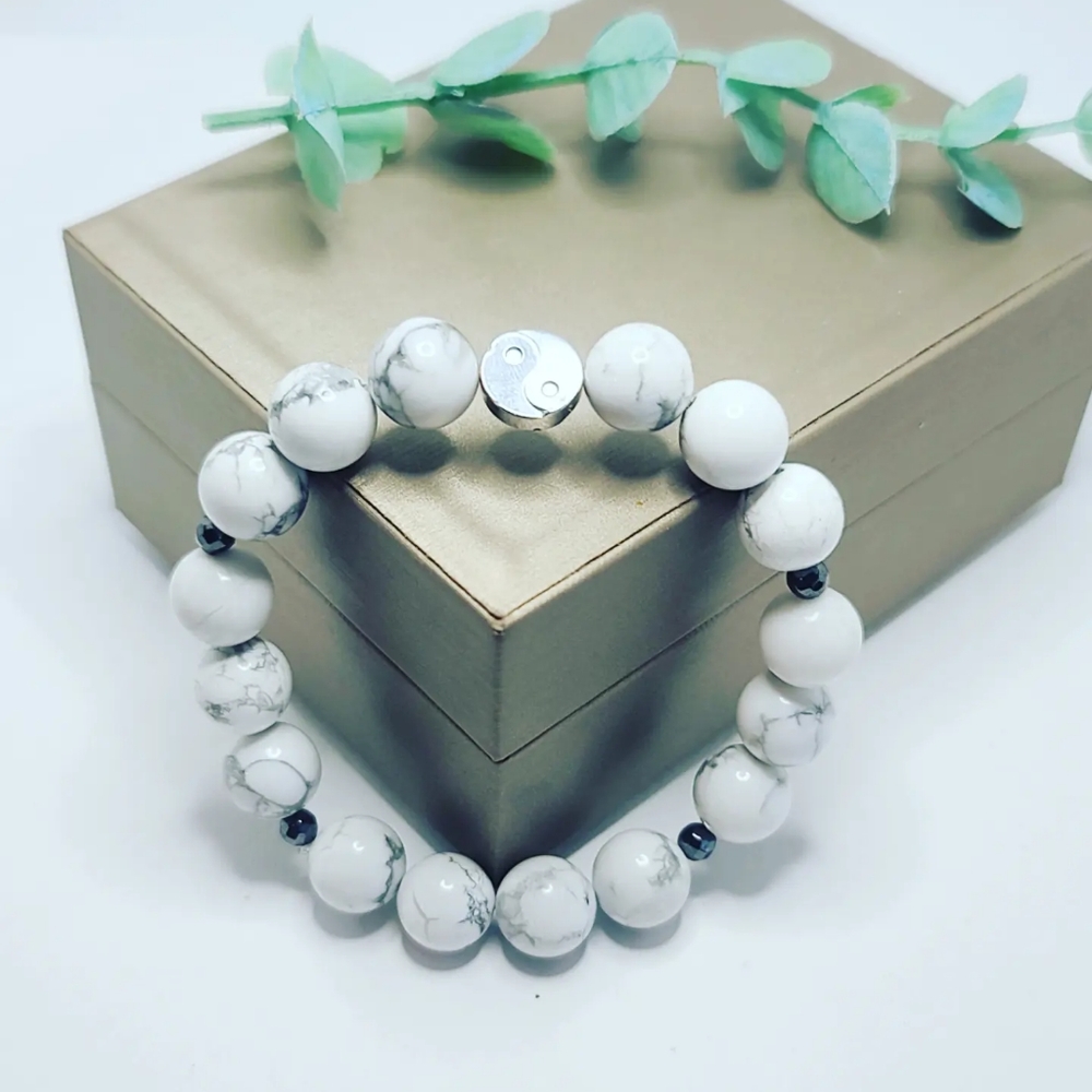 Howlite charm yin-yang bracelet